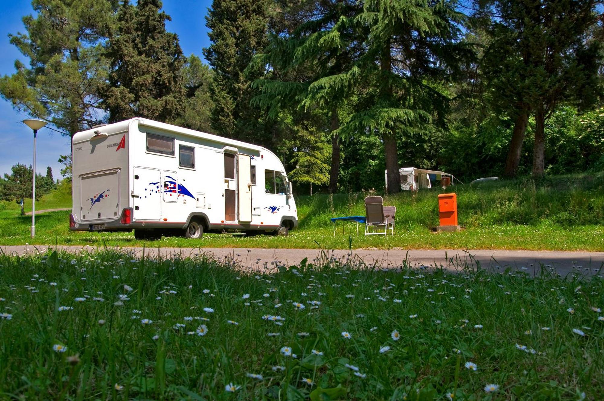 Camping Adria Ankaran - Pitches מראה חיצוני תמונה